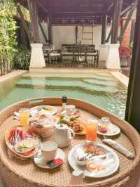 Floating Breakfast at Melati Resort🥞