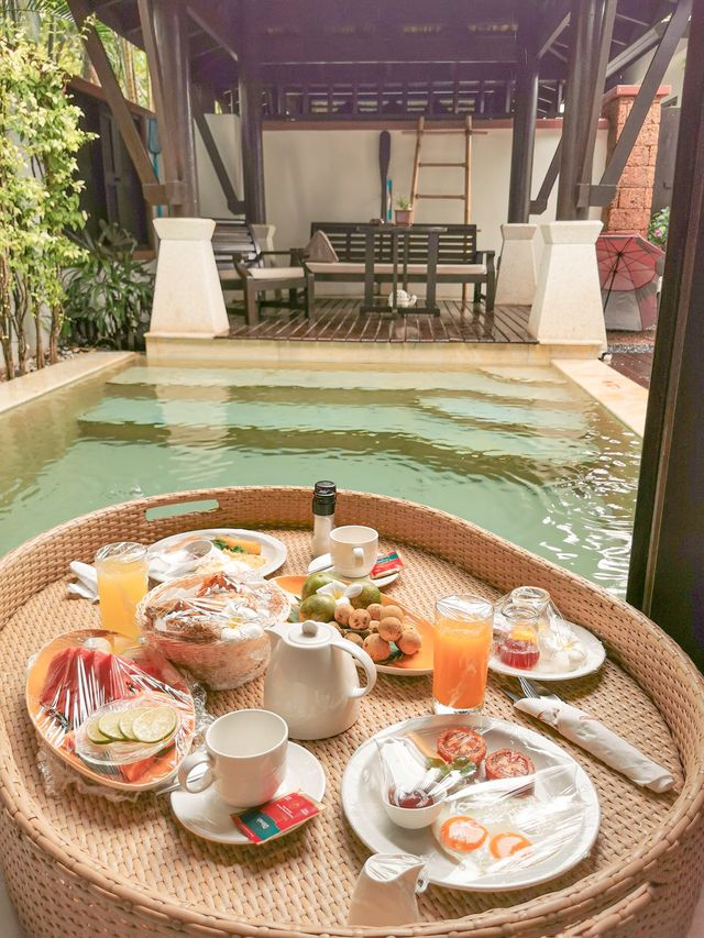 Floating Breakfast at Melati Resort🥞