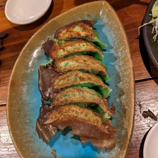 波照間島の居酒屋で緑の餃子食べてみた