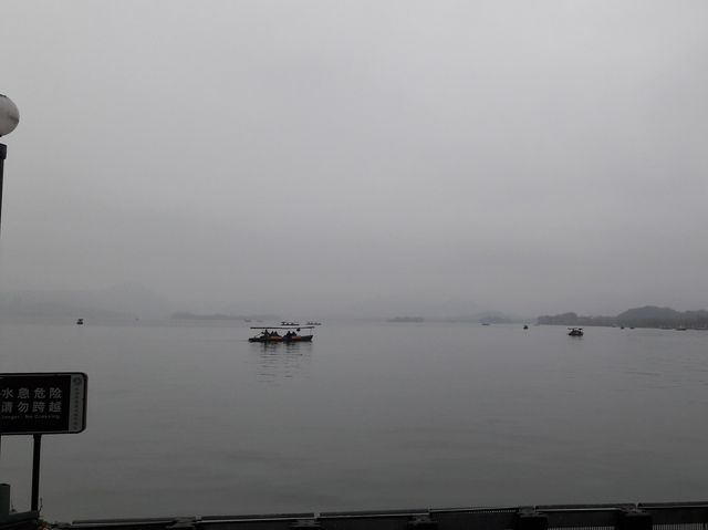 西湖雨曚曨 