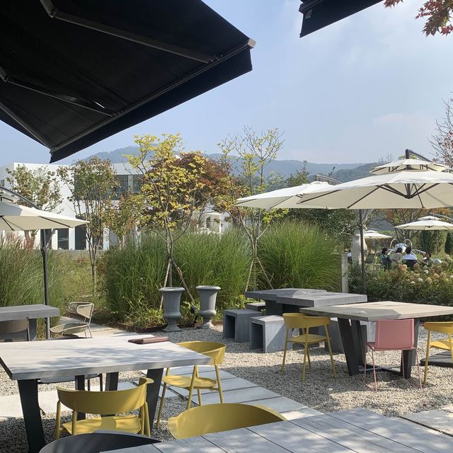 유럽 스타일의 가구와 정원이 있는 용인 카페 빌라드 파넬