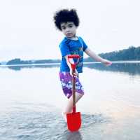 หาดนพรัตน์ธารา กับความงามสะดุดตายามเย็น