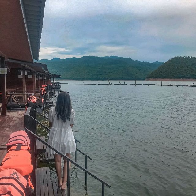 แพเหนือเขื่อนศรีนครินทร์