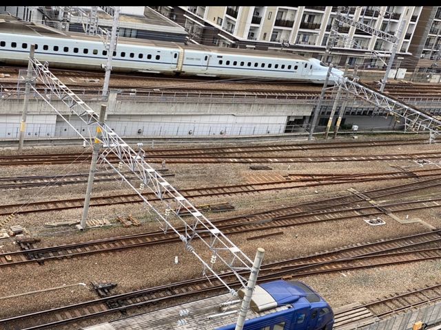 博多駅発着の電車が丸見え。トレインビューホテル。