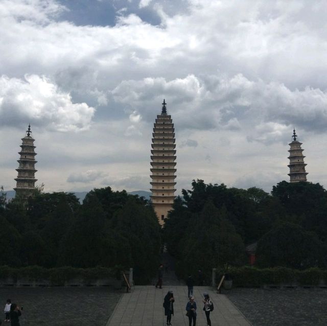 中国 雲南省 大理 "崇聖寺三塔"  雲南の山々に囲まれた神秘的な趣が心を打つ!!