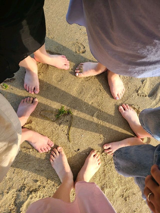 물이 엄청 맑고 잔잔한 구조라해수욕장