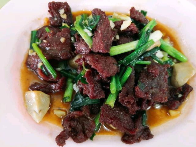 ข้าวหน้าไก่ห้าแยก เหลาะงาทิ้น 
ห้องอาหารพูนเลิศ 😋
