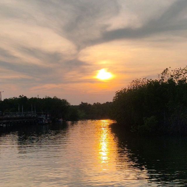 สะพานทางเดินไม้ริมคลองอีแอด