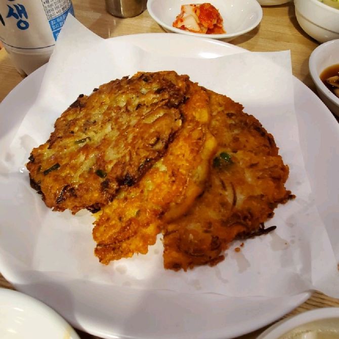 [시장 맛집] 맛있는 육회와 육전이 먹고싶다면, 통큰누이네 육회 빈대떡 | 트립닷컴 서울 [시장 맛집] 맛있는 육회와 육전이 먹고싶다면, 통큰누이... 