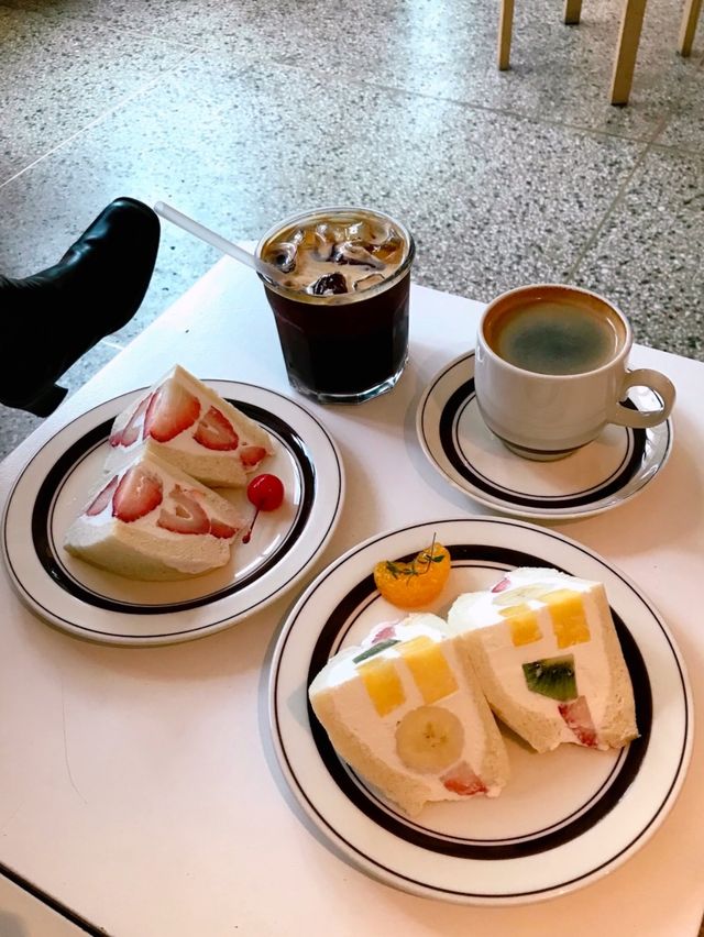 韓国/ソウル【乙支路】フルーツサンドが食べられるお店🍓🍊🥝
