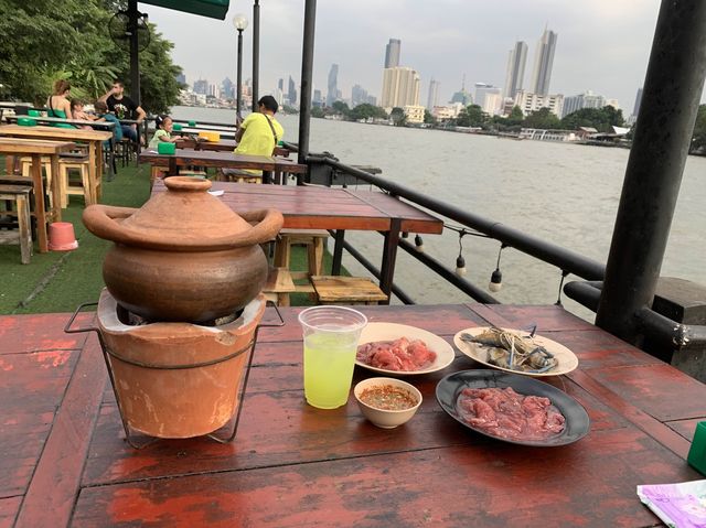 曼谷（昭拍耶河）觀賞河景食自助餐泰式火鍋「Yang Noey Saphan Phut」