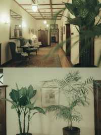Selected as a British colonial-style tea garden hotel by L'été Indien. 🛖