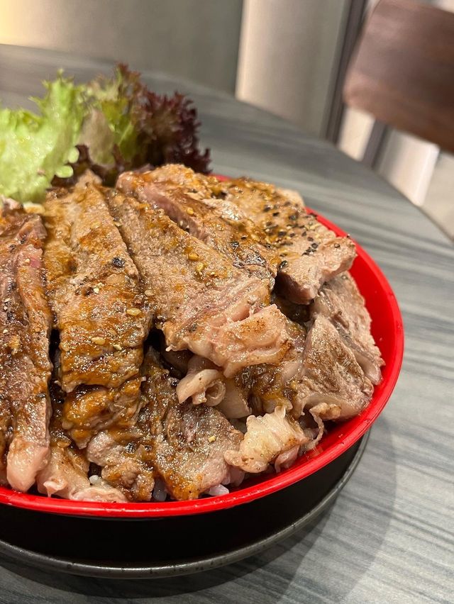 九龍灣足料滿瀉既刺身丼😙