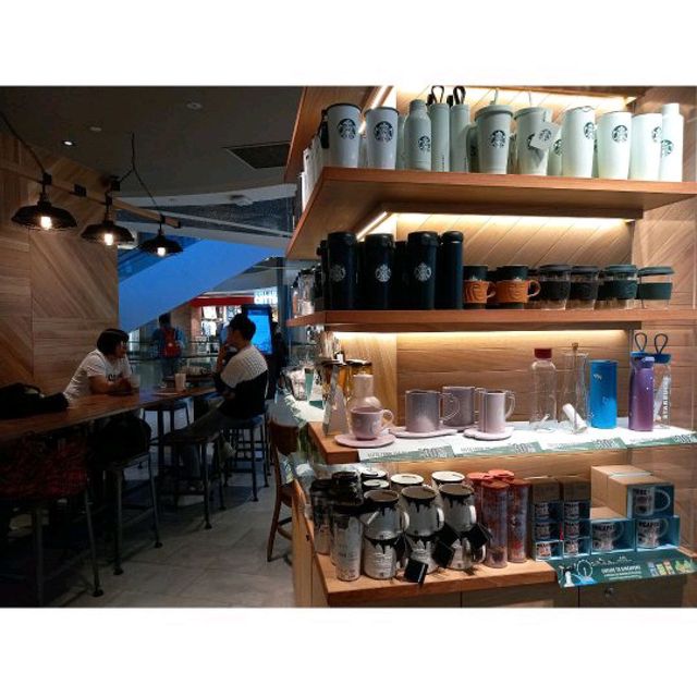 Eat & Shop at Ion Orchard Cafe
