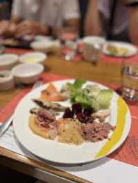 冷盤甜品味道中上，惟熱食選擇較少