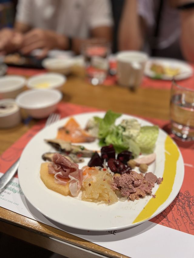 冷盤甜品味道中上，惟熱食選擇較少