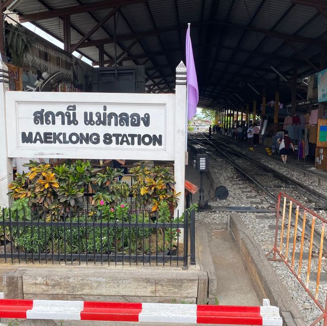 🇹🇭 Maeklong Station market