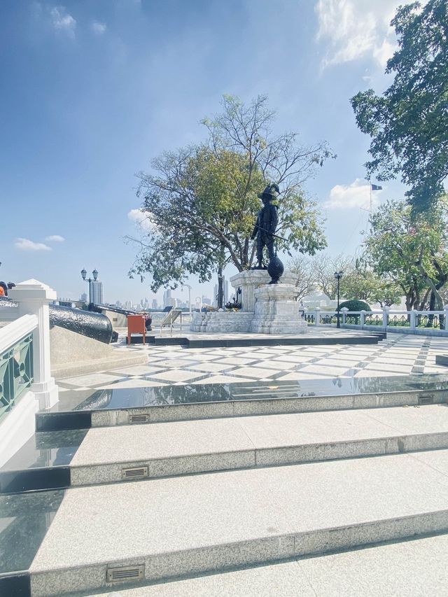 พระบรมราชานุสาวรีย์สมเด็จพระเจ้าตากสินมหาราช