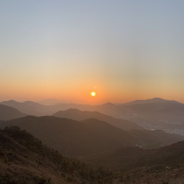 香港日落美景 🌄- 彎曲山 