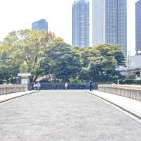 春の浜離宮の入り口