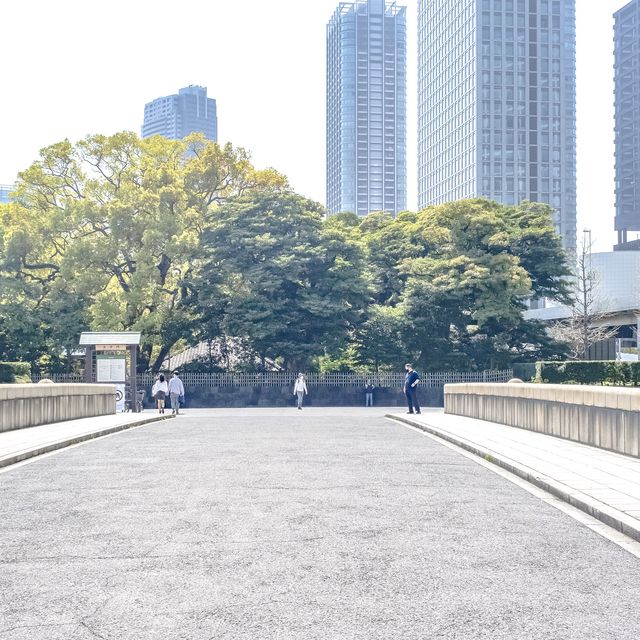 春の浜離宮の入り口