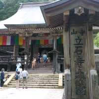 これが山形県の閑さや岩にしみ入る！立石寺