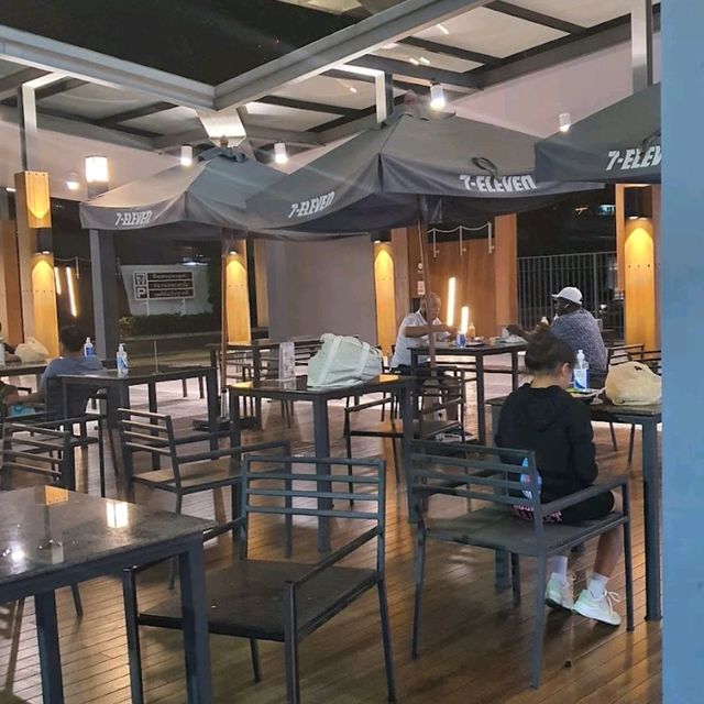 芭提雅最大的7-Eleven旗艦店 節能環保遊輪外觀的多功能便利店