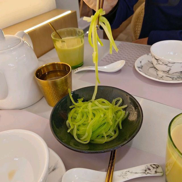 餐廳的標誌，竟是一隻活魚，跳出水面！