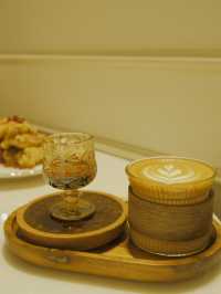 白色和風Cafe，外脆內軟的軟殼蟹意粉 