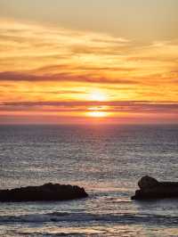 Half Moon Bay in California 🌙 Enjoy a seaside sunset at the Cliff Hotel.