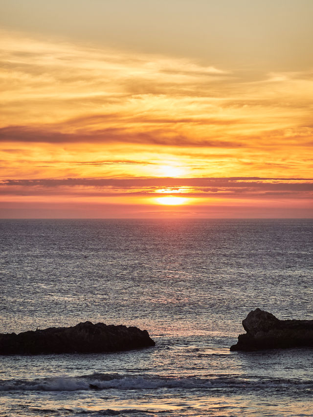 Half Moon Bay in California 🌙 Enjoy a seaside sunset at the Cliff Hotel.