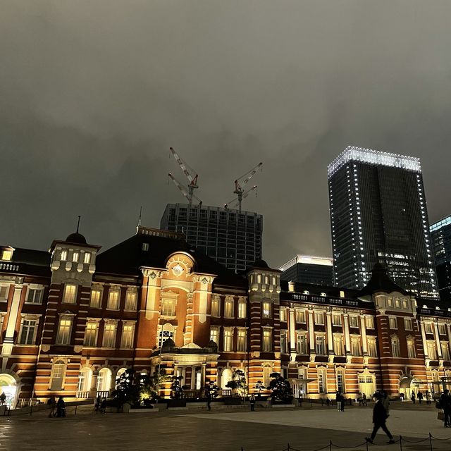 駅舎とビル群の光で輝かしい東京駅