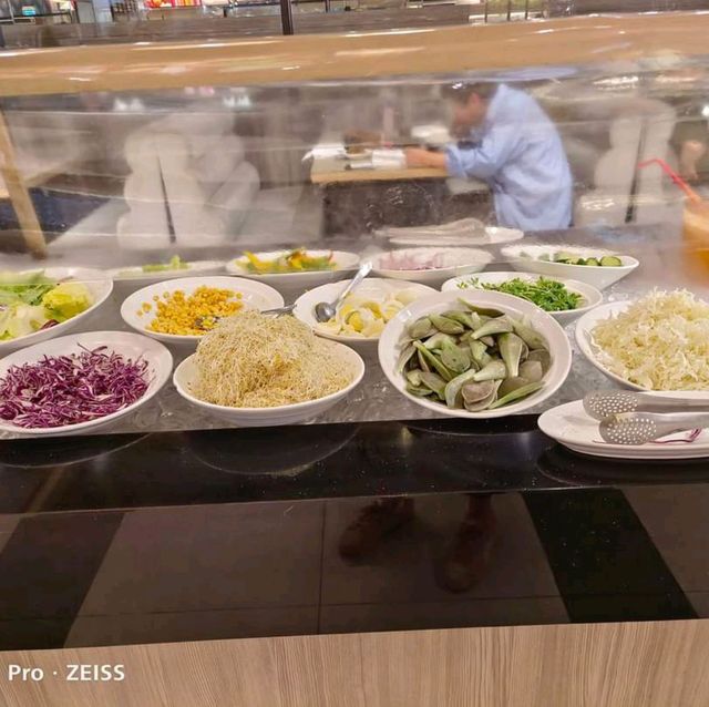 【新莊吃到飽】貴族世家體育館店，自助吧大進步的平價牛排吃到飽！
