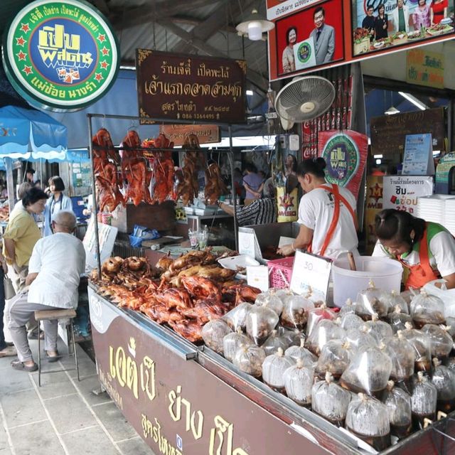 "ตลาดมีชีวิต บนถนนเลียบนที"