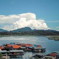 สะพานมอญ ใส่บาตรเช้า ชมเสน่ห์วิถีชีวิตชาวมอญ