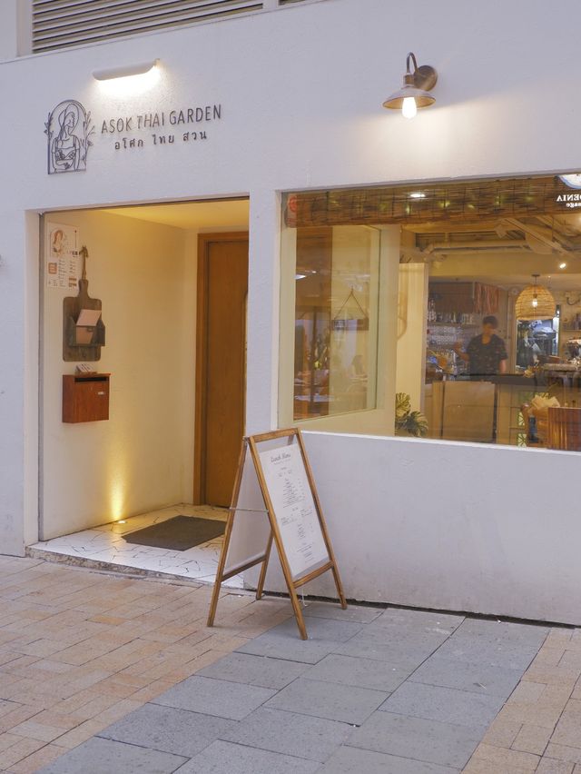 白色渡假風Cafe，推介超濃郁冬陰公意粉 