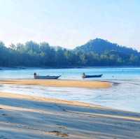 บาร์เรือไม้ ริมหาด