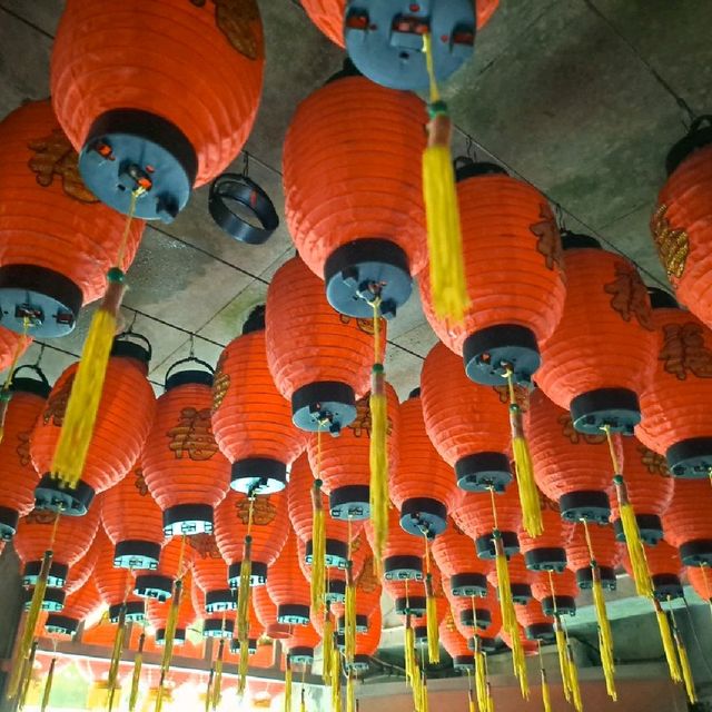 新北 | 隱藏版人間秘境，新店「銀河洞」越嶺步道，壯觀瀑布配上山壁寺廟堪稱奇景!


