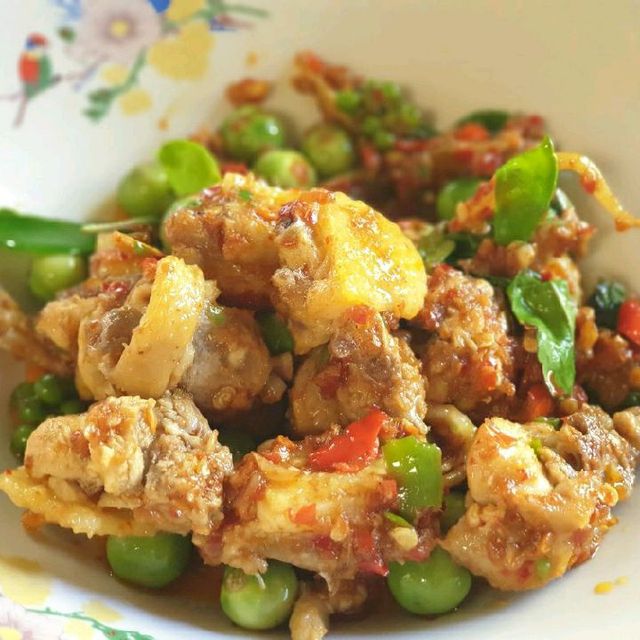 ลุงดมอาหารป่า ร้านในสวนมะพร้าว
