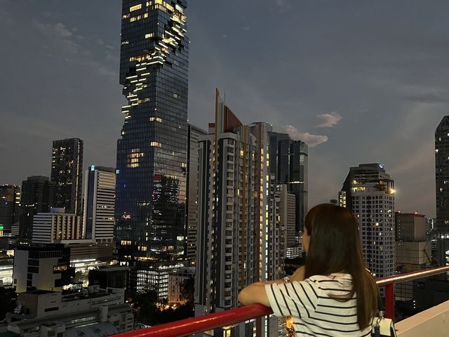 ที่พักหลักร้อย วิวตึกมหานคร ย่านสีลม