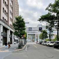 駅前通りのレトロな建物