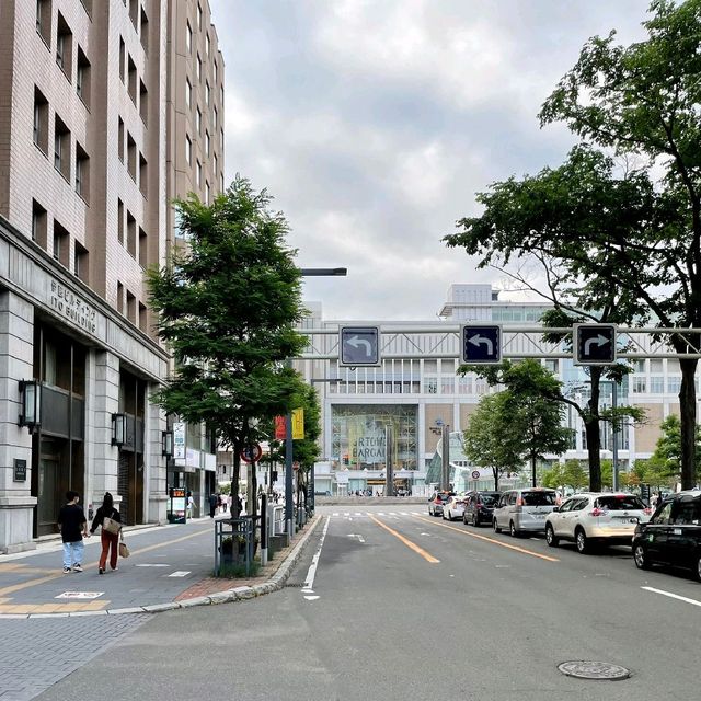 駅前通りのレトロな建物