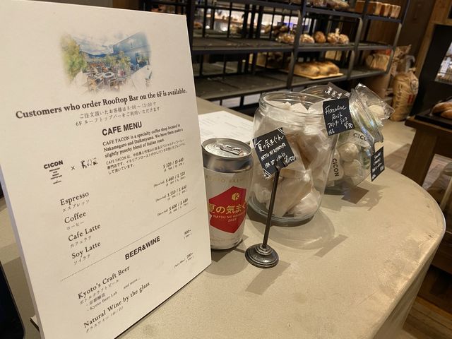 京都。サンドイッチに惣菜パン。彩豊かなホテル併設ベーカリー。