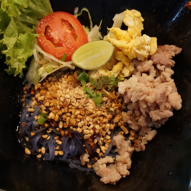 ก๋วยเตี๋ยวร้านดังเชียงใหม่ เส้นสีอัญชัน