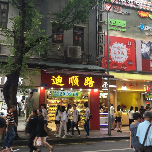 ต้องห้ามพลาด! ถนนคนเดิน Beijing road ของกินเยอะมาก