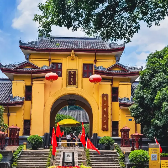 Biking around Guilin 😍