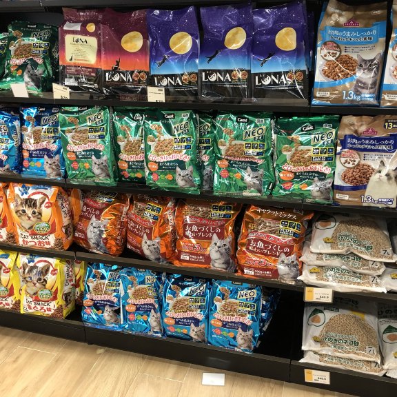 拾2蚊 集中地 今次來到12元店 呢間分店樓高兩層 主打 Trip Com 香港旅遊攻略