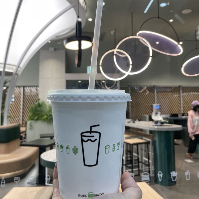 홍대 쉑쉑버거에서 바닐라쉐이크