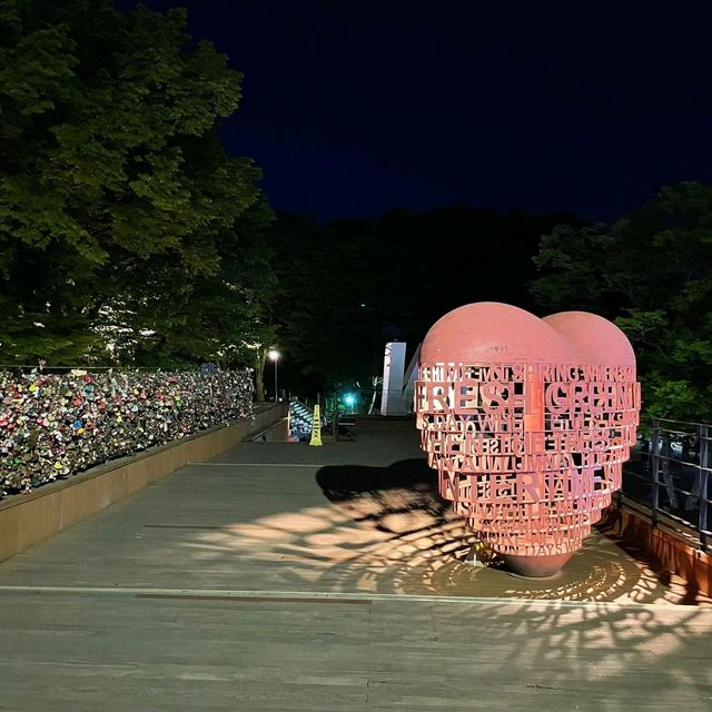 밤이 화려해서 아름다운 N서울타워
