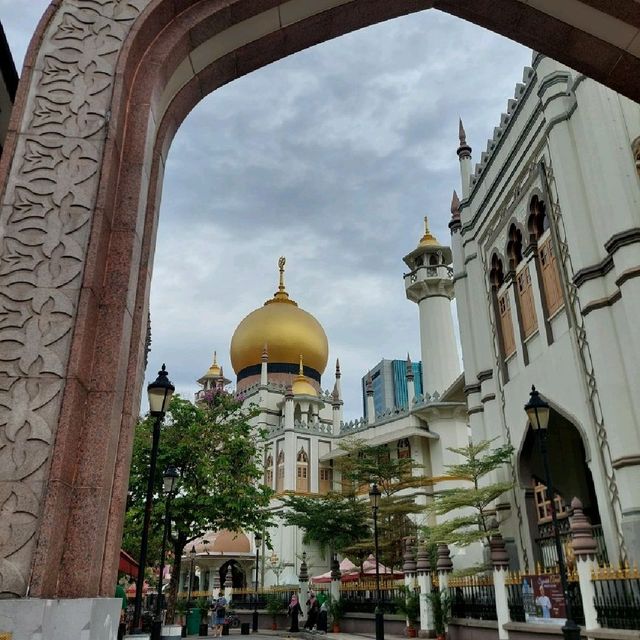 Shinny gold dome & minaret blinded our eyes